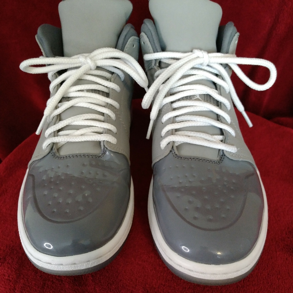 Men's size 8.5 Nike Air Jordan 1  Retro '95 Cool grey. Gently Used. With box
